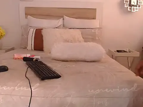 Bee_Bella1's Thumb Image